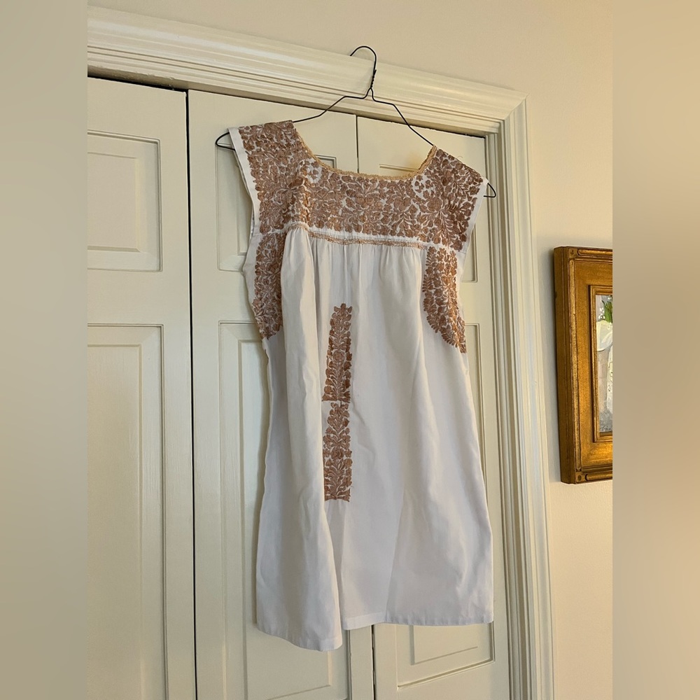 MI GOLONDRINA champagne and white embroidered dress